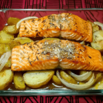 Salmón al horno con patatas y cebolla